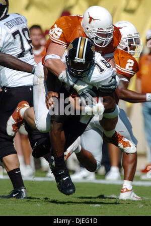 16. Oktober 2004; Austin, TX, USA; NCAA College Football - Texas Vs Missouri - Texas Linebacker Brian Robison reitet hinunter Missouri Quarterback Brad Smith auf einen Lauf in der ersten Halbzeit Samstag, 16. Oktober 2004 im Memorial Stadium. Stockfoto