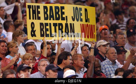 16. Oktober 2004; Houston, TX, USA;  Houston Astros besiegte die St. Louis Cardinals 5-2 in Spiel 3 der NLCS. Houston-Fans zeigen ihre Vorlieben für Carlos Beltran in guter Gesellschaft, während die Unterseite des 8. Inning im Minute Maid Park in Houston. Stockfoto