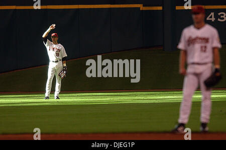 16. Oktober 2004; Houston, TX, USA;  Houston Astros besiegte die St. Louis Cardinals 5-2 in Spiel 3 der NLCS. Houstons Carlos Beltran Farbtöne selbst von der Sonne im Mittelfeld im Minute Maid Park in Houston. Stockfoto