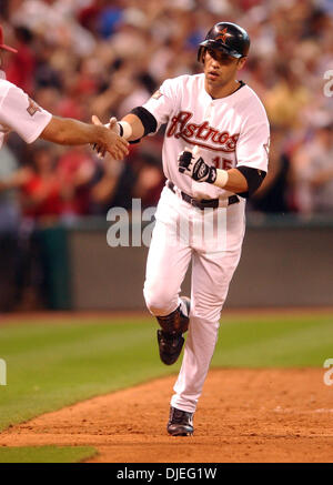 16. Oktober 2004; Houston, TX, USA;  Houston Astros besiegte die St. Louis Cardinals 5-2 in Spiel 3 der NLCS. Houstons Carlos Beltran rundet die Grundlagen nach einem Homer im 8. Inning im Minute Maid Park in Houston. Stockfoto