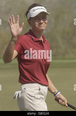 17. Oktober 2004; Palm Desert, Kalifornien, USA; LPGA Pro CATRIONA MATTHEW Wellen in der Galerie während der Weltmeisterschaft von Samsung. Stockfoto