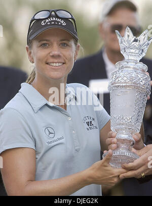 17. Oktober 2004; Palm Desert, Kalifornien, USA; LPGA Pro ANNIKA SORENSTAM hält die Trophäe nach dem Gewinn der Weltmeisterschaft von Samsung. Stockfoto