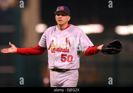 17. Oktober 2004; Houston, TX, USA;  St. Louis Cardinals Krug JULIAN TAVAREZ winkt ihm seine Hände zu Astros Bagwell nach der Kollision mit ihm mit einer Steigung im 7. Inning im Minute Maid Park in Houston, Texas Sonntag Oct.17, 2004. Stockfoto