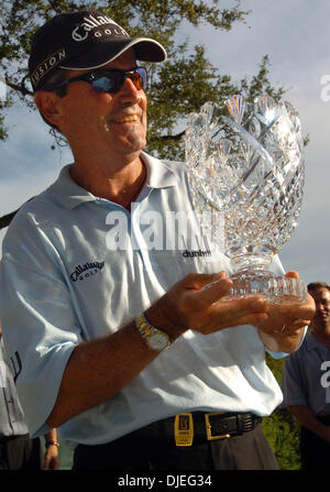 17. Oktober 2004; San Antonio, TEXAS, USA; MARK MCNULTY hisst seine Trophäe nach dem Gewinn der SBC-Meisterschaft in San Antonio mit einem eine letzte Runde 65, 18 unter Par insgesamt. Stockfoto