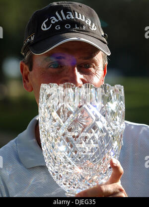 17. Oktober 2004; San Antonio, TEXAS, USA; MARK MCNULTY hisst seine Trophäe nach dem Gewinn der SBC-Meisterschaft in San Antonio mit einem eine letzte Runde 65, 18 unter Par insgesamt. Stockfoto