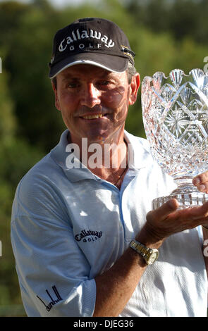 17. Oktober 2004; San Antonio, TEXAS, USA; MARK MCNULTY hisst seine Trophäe nach dem Gewinn der SBC-Meisterschaft in San Antonio mit einem eine letzte Runde 65, 18 unter Par insgesamt. Stockfoto