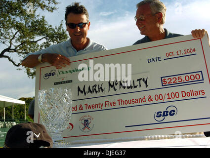 17. Oktober 2004; San Antonio, TEXAS, USA; MARK MCNULTY hält seine Gewinner-Check bei der SBC-Meisterschaft Sonntag Nachmittag.   SBC John Montford überreichte ihm die Auszahlung und den Siegerpokal. Stockfoto