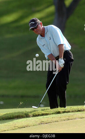 17. Oktober 2004; San Antonio, TEXAS, USA; MARK MCNULTY habe nie in Schwierigkeiten, bis er auf Platz 18 in den Rasen Bunker kurz getroffen.  Dies war seine zweite Schuss den Ärger.   Er machte Bogey auf das Loch. Stockfoto