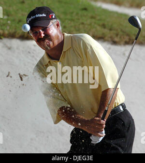17. Oktober 2004; San Antonio, TEXAS, USA; GARY MCCORD Blasten aus dem Sand auf der 18 th Grün am Oak Hills Sonntagnachmittag.  Er versenkt die lange Putt zurückzukommen, Alleinbesitz der zweite Platz bei der SBC-Championship zu behalten. Stockfoto
