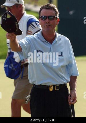 17. Oktober 2004; San Antonio, TEXAS, USA; MARK MCNULTY Tipps Mütze nach dem Gewinn des SBC Meisterschaft sonntags am Oak Hills Stockfoto