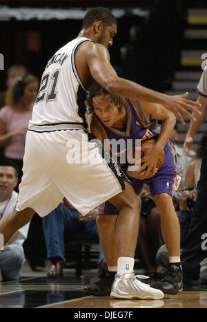 19. Oktober 2004; San Antonio, TEXAS, USA; Spurs TIM DUNCAN (L) verteidigt fest Phoenix Suns Guard STEVE NASH im ersten Halbjahr ihre Vorsaison Spiel im SBC Center am Dienstag, 19. Oktober 2004. Stockfoto