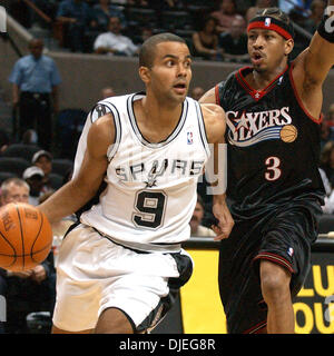 21. Oktober 2004; San Antonio, TX, USA; San Antonio Spurs TONY PARKER fährt Sixers ALLEN IVERSON im SBC Center. Die Sixers ging auf um 97-95 zu gewinnen. Stockfoto