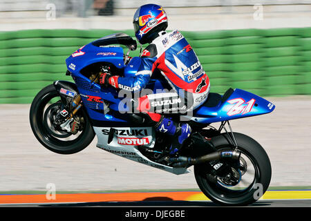 30. Oktober 2004; Valencia, Spanien; Amerikaner JOHN "HOPPER" HOPKINS (Kalifornien) erscheint einen Wheelie während einer Übung für die 16. und letzte Runde der Weltmeisterschaft MotoGP Grand Prix auf dem Circuit Ricardo Tormo. Stockfoto