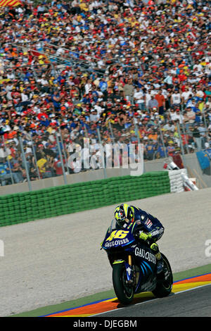 30. Oktober 2004; Valencia, Spanien; Italiener VALENTINO ROSSI (abgebildet) stürmte zum ersten Platz in der 16. und letzten Runde der Weltmeisterschaft MotoGP Grand Prix auf dem Circuit Ricardo Tormo, Valencia, Spanien. Stockfoto