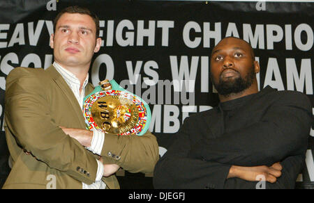 4. November 2004; Beverly Hills, CA, USA; Welt-Schwergewichts-Champion VITALI KLITSCHKO und DANNY WILLIAMS (R) auf einer Pressekonferenz in Beverly Hills Förderung ihrer bevorstehenden Fiqh am 11. Dezember im Mandalay Bay in Las Vegas, NV. Stockfoto