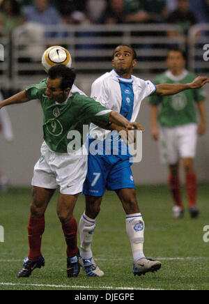 10. November 2004; San Antonio, TX, USA; Fußball freundlich - Mexiko Guatemala 2: 0 besiegt. Bild: Mexikos Jesus Olalde (9) leitet den Ball von Guatemala Fredy Thompson während Fußball-Aktion an der Alamodome. Stockfoto