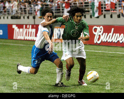 10. November 2004; San Antonio, TX, USA; Fußball freundlich - Mexiko Guatemala 2: 0 besiegt. Bild: Mexikos Mario Perez versucht, den Ball zu kontrollieren, da er von Eddie Cabrera aus Guatemala während der ersten Hälfte Aktion an der Alamodome gejagt wird. Stockfoto