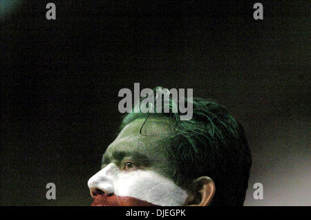 10. November 2004; San Antonio, TX, USA; Fußball freundlich - Mexiko Guatemala 2: 0 besiegt. Bild: Eine mexikanische Fußballfan schaut aufmerksam sein Team im Kampf gegen Guatemala an der Alamodome. Stockfoto