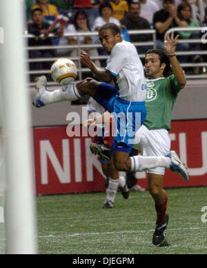 10. November 2004; San Antonio, TX, USA; Fußball freundlich - Mexiko Guatemala 2: 0 besiegt. Bild: Mexikos Jose Francisco Fonseca (10) versucht auf das Ziel schießen aber wird von Fredy Thompson von Guatemala während Fußball-Aktion der Alamodome blockiert. Stockfoto