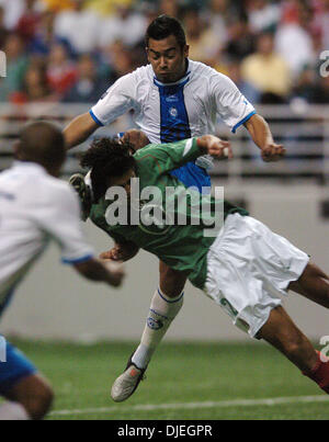 10. November 2004; San Antonio, TX, USA; Fußball freundlich - Mexiko Guatemala 2: 0 besiegt. Bild: Guatemalas Carlos Ruiz tritt Mexikos Francisco J. Rodriguez im Gesicht durch einen Unfall während der ersten Hälfte an der Alamodome. Stockfoto
