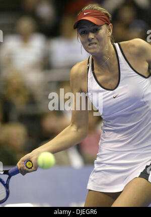 11. November 2004; Los Angeles, Kalifornien, USA; MARIA SHARAPOVA Russlands gegen Vera Zvonareva Rusia spielen während ihrer Tennis-Match im Jahr 2004 WTA Tour Championships Donnerstag, 11. November 2004 im Staples Center in Los Angeles, Kalifornien. Stockfoto