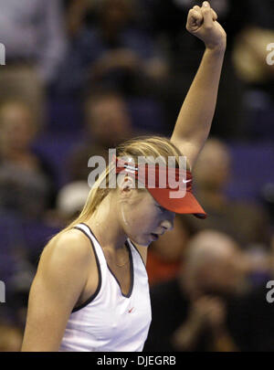 11. November 2004; Los Angeles, Kalifornien, USA; MARIA SHARAPOVA Russlands gegen Vera Zvonareva Rusia spielen während ihrer Tennis-Match im Jahr 2004 WTA Tour Championships Donnerstag, 11. November 2004 im Staples Center in Los Angeles, Kalifornien. Stockfoto