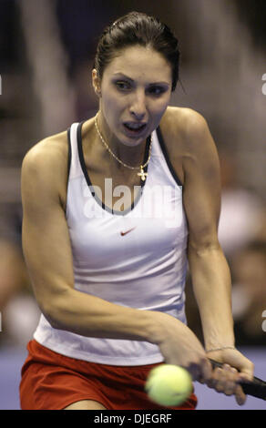 11. November 2004; Los Angeles, Kalifornien, USA; ANASTASIA MYSKINA spielt Lindsay Davenport der USA während der 2004 WTA Tour Championships Samstag, 13. November 2004 im Staples Center in Los Angeles, Kalifornien. Stockfoto