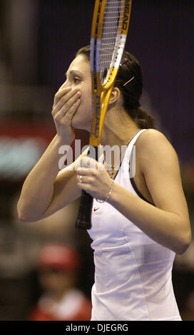 11. November 2004; Los Angeles, Kalifornien, USA; ANASTASIA MYSKINA spielt Lindsay Davenport der USA während der 2004 WTA Tour Championships Samstag, 13. November 2004 im Staples Center in Los Angeles, Kalifornien. Stockfoto