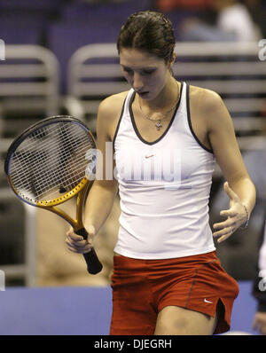 11. November 2004; Los Angeles, Kalifornien, USA; ANASTASIA MYSKINA spielt Lindsay Davenport der USA während der 2004 WTA Tour Championships Samstag, 13. November 2004 im Staples Center in Los Angeles, Kalifornien. Stockfoto