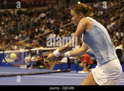 11. November 2004; Los Angeles, Kalifornien, USA;  LINDSAY DAVENPORT der USA schlägt einen Rückkehr Ball, Serena Williams aus den USA während der 2004 WTA Tour Championships Samstag, 13. November 2004 im Staples Center in Los Angeles, Kalifornien. Stockfoto
