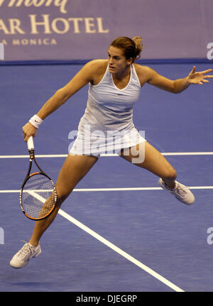 11. November 2004; Los Angeles, Kalifornien, USA;  AMELIE MAURESMO Frankreich schlägt einen Rückkehr Ball zu Svetlana Kuznetsova Russlands während der 2004 WTA Tour Championships Samstag, 13. November 2004 im Staples Center in Los Angeles, Kalifornien. Stockfoto