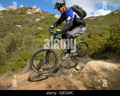 13. November 2004; San Diego, CA, USA; Mountainbiking und Freeride bei Noble Canyon Trail, California. Wanderreiten auf full-Suspension-Zyklen. Mountainbiken ist eine der am schnellsten wachsenden Sportarten der Welt, mit cross Country, downhill, Freeride und X Spiele sehr beliebt. Biker-Geschwindigkeiten über einem hohen Sprung. Stockfoto