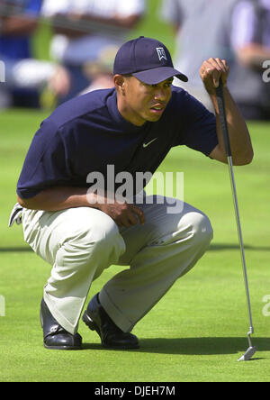 22. Februar 2003; Los Angeles, Kalifornien, USA; Tiger Woods spielt in der dritten Runde des 2003 Nissan eröffnet an der Rivera Country Club. Stockfoto