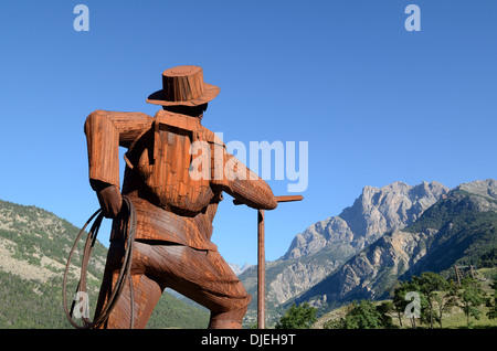 Stahlstatue von Mountaineer & Explorer Edward Whymper von Christian Burger Argentière-la-Bessée Ecrins National Park Hautes-Alpen oder Hautes Alps France Stockfoto