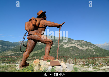 Stahlstatue des Bergsteigers Edward Whymper (1840-1910)von Christian Burger Argentière-la-Bessée Ecrins National Park Hautes-Alpen oder Hautes Alps France Stockfoto