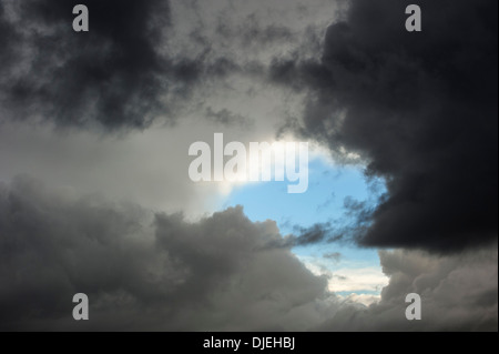 Eine Pause in dicken Wolken Regen Wolke zeigt Patch des blauen Himmels nach Gewitter Stockfoto