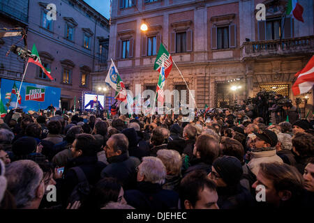 Rom, Italien. 27. November 2013. Der italienische Senat stimmen, Ex-Ministerpräsident Silvio Berlusconi vom Parlament über seine Verurteilung wegen Steuerhinterziehung zu vertreiben. Foto: Silvio Berlusconi hält eine Rede in Rom am Tag des Senats gewählt, um ihn zu vertreiben. : Bildnachweis Gargini Paolo/NurPhoto: Gargini Paolo/NurPhoto/ZUMAPRESS.com/Alamy Live-Nachrichten Stockfoto