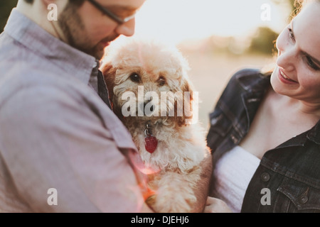 Ein paar hält ihren Hund; Crescent Beach, British Columbia, Kanada Stockfoto