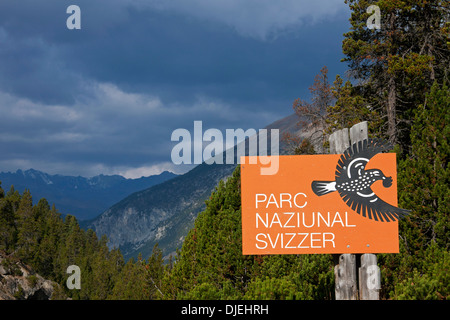 Schild mit Logo mit Nussknacker des Schweizer Nationalparks in Graubünden / Graubünden in den Alpen, Schweiz Stockfoto