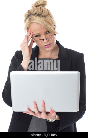 -Modell veröffentlicht. Junge Geschäftsfrau, die mit einem Laptopcomputer Stockfoto