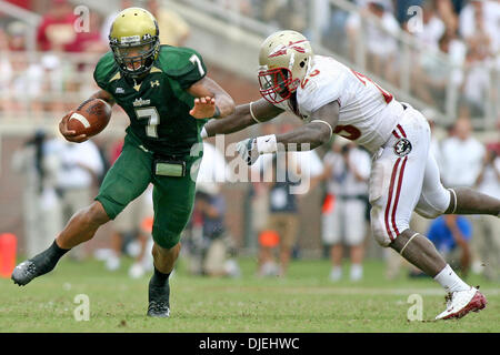 13. Januar 2004 - Tallahassee, Florida, USA - 26. September 2009: South Florida Quarterback BJ Daniels (7) bricht während des ersten Quartals frei von Florida State Linebacker Kendall Smith (29) anzugehen. Die University of South Florida Bulls gewann 17-7 in diesem Mittag Spiel im Doak S. Campbell Stadium in Tallahassee, FL. (Credit-Bild: © Southcreek Global/ZUMApress.com) Stockfoto