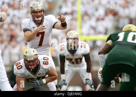 13. Januar 2004 - Tallahassee, Florida, USA - 26. September 2009: Florida State Quarterback Christian Ponder (7) macht Anpassungen an der Linie vor dem fangen des Balls im dritten Quartal.  Die University of South Florida Bulls gewann 17-7 in diesem Mittag Spiel im Doak S. Campbell Stadium in Tallahassee, FL. (Credit-Bild: © Southcreek Global/ZUMApress.com) Stockfoto