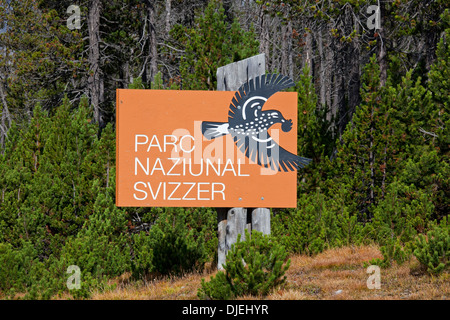 Schild mit Logo mit Nussknacker des Schweizer Nationalparks in Graubünden / Graubünden in den Alpen, Schweiz Stockfoto