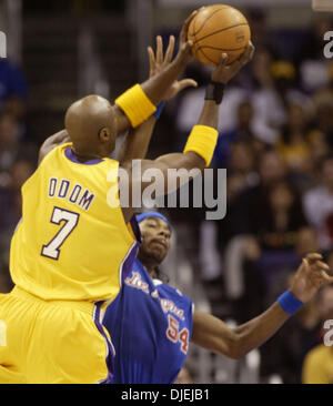 17. November 2004; Los Angeles, Kalifornien, USA; Los Angeles Lakers (7) LAMAR ODOM punktet über (54) CHRIS WILCOX von den Los Angeles Clippers in der ersten Hälfte des Spiels im Staples Center in Los Angeles. Stockfoto