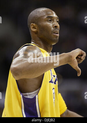 17. November 2004; Los Angeles, Kalifornien, USA; Los Angels Lakers (8) KOBE BRYANT ist Signal an seine Teamkollegen in der zweiten Hälfte das Spiel gegen die Los Angeles Clippers im Staples Center in Los Angeles. Stockfoto