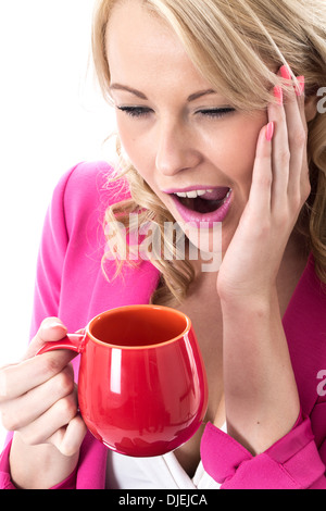 Selbstbewussten jungen Professionellen Geschäftsfrau, Entspannen mit einem roten Becher Kaffee, allein, in Ihrem Büro, Wiederherstellung nach einem harten Arbeitstag Stockfoto