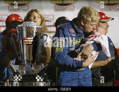 19. November 2004; Homestead, FL, USA; BOBBY HAMILTON, Sieger von 2004 Nascar Craftsman Truck Series küsst seine Enkelin Haylie während der Preisverleihung auf dem richtigen Weg auf dem Homestead-Miami Speedway. Stockfoto