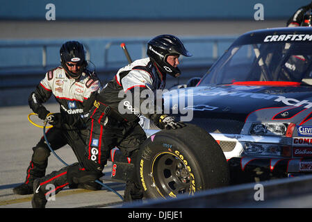 19. November 2004; Homestead, FL, USA; Mitglieder des Matt Craftons GM Goodwrench Chevrolet Team hustle um LKW beim Boxenstopp in der Nascar Craftsman Truck Series-Rennen Freitag Nachmittag auf dem Homestead-Miami Speedway Stockfoto