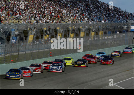 20. November 2004; Homestead, FL, USA; Fahrer in der Nascar Busch Series Ford 300 machen ihren Weg rund um Strecke nach Vorsicht schon früh im Rennen. Stockfoto