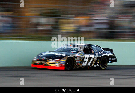 20. November 2004; Homestead, FL, USA; KURT Busch Rennen rund um die Strecke nahe dem Ende der Ford-400 auf dem Homestead-Miami Speedway Sonntag. Stockfoto